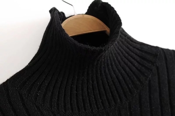 Зимен дамски пуловер с поло яка в черен цвят