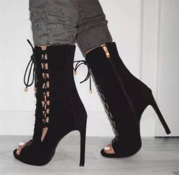 Κομψά γυναικεία παπούτσιαμε ψηλά τακούνια σε μαύρο χρώμα με κορδόνια
