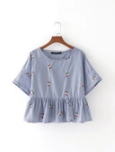 Дамска блуза на райе с декорация в син цвят