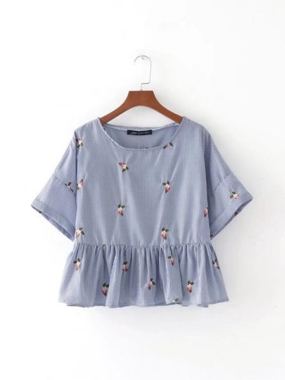 Дамска блуза на райе с декорация в син цвят