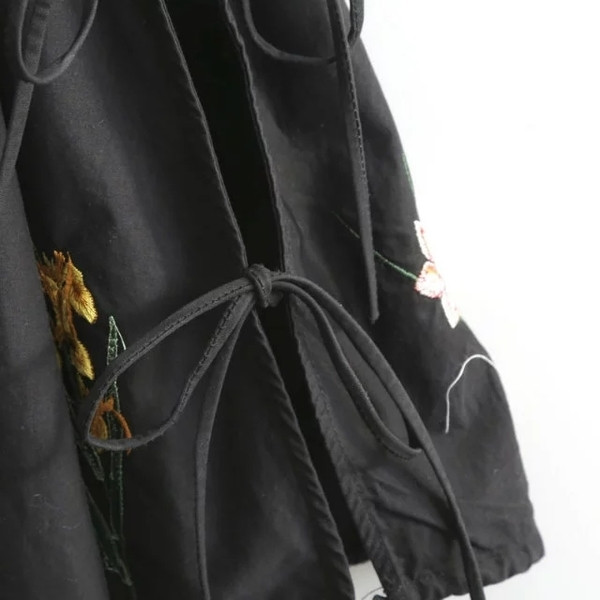 Стилна дамска рокля в свободен стил в черен цвят с декорация