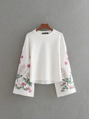 Дамска блуза в черен и бял цвят с бродерия по ръкавите