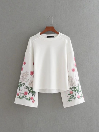 Дамска блуза в черен и бял цвят с бродерия по ръкавите