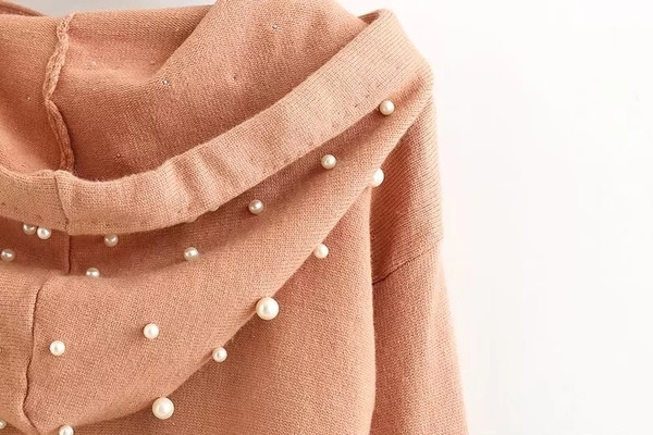 Дамски семпъл пуловер с качулка и декорация мъниста