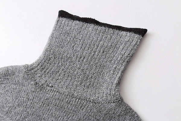 Плетен дамски пуловер в сив цвят в свободен стил с поло яка