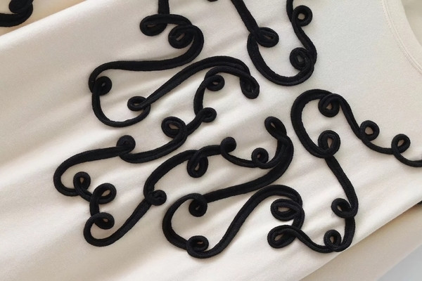 Дамска блуза в широк модел и с бродерия