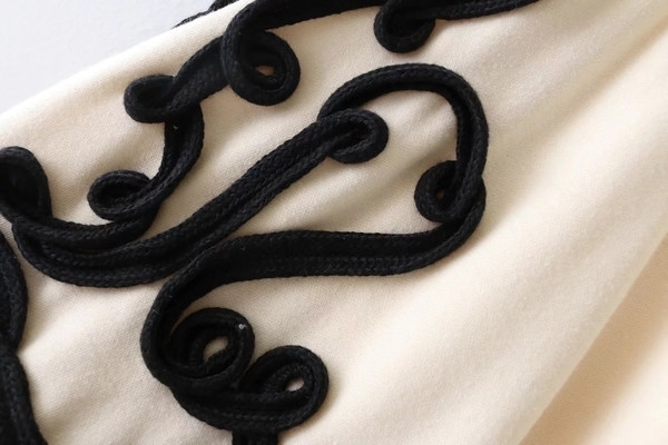 Дамска блуза в широк модел и с бродерия