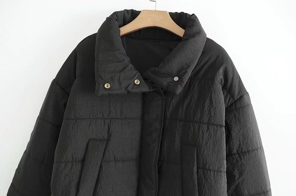 Χειμερινό γυναικείο μπουφάνγια το  φθινόπωρο και το χειμώνα με μισό γιακά σε μαύρο χρώμα