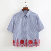 Скъсена дамска риза на райе с красиви мотиви