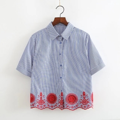 Скъсена дамска риза на райе с красиви мотиви