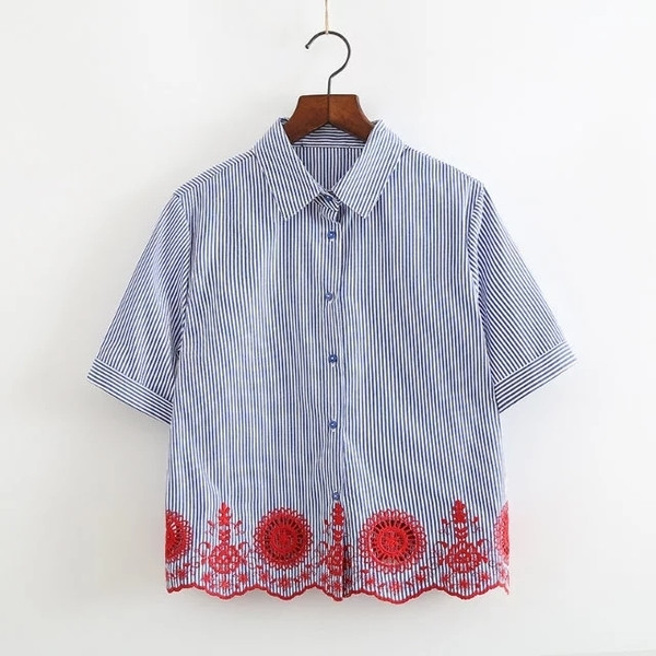 Скъсена дамска риза на райе с красиви мотиви