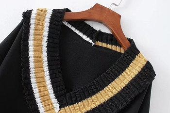 Дамски пуловер в черен цвят с цветно V-образно деколте