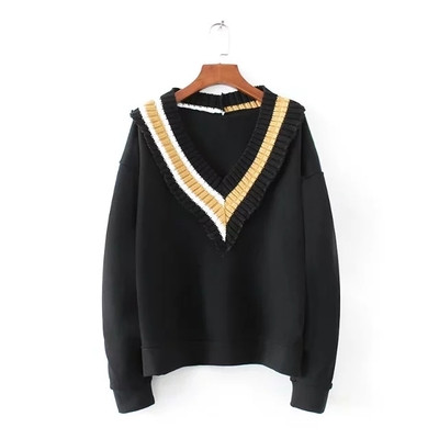 Дамски пуловер в черен цвят с цветно V-образно деколте