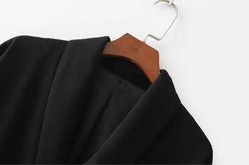 Σύγχρονό γυναικείο μπουφάν σε ένα ευρύ μοτίβο σε μαύρο χρώμα με κουμπιά