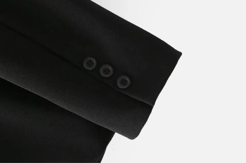 Σύγχρονό γυναικείο μπουφάν σε ένα ευρύ μοτίβο σε μαύρο χρώμα με κουμπιά