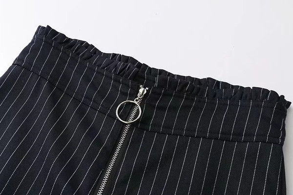 Официален дамски панталон в широк модел на райе