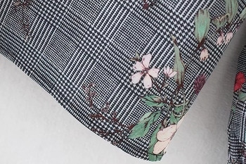 Дамска блуза с поло яка и флорални мотиви