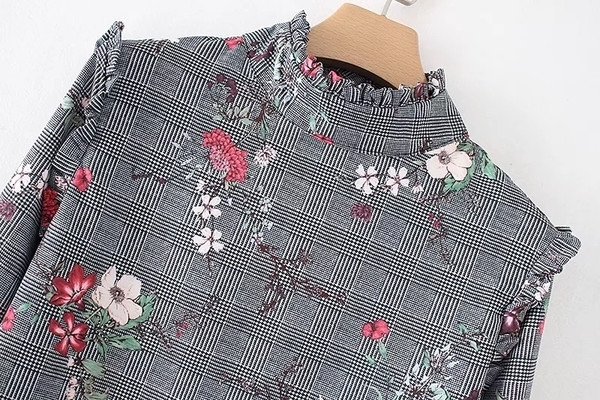 Дамска блуза с поло яка и флорални мотиви