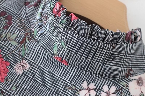 Дамска блуза с поло яка и флорални мотиви