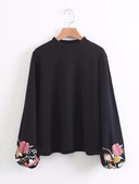 Семпъл дамски пуловер с бродерия на ръкавите