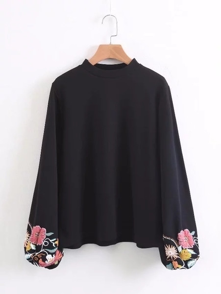 Семпъл дамски пуловер с бродерия на ръкавите