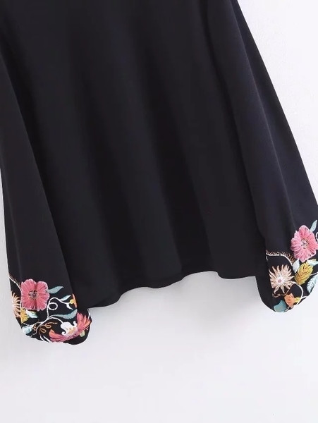 Семпъл дамски пуловер с бродерия на ръкавите