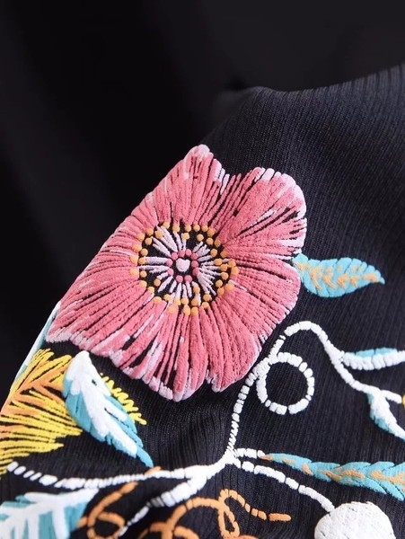 Семпъл дамски пуловер с бродерия на ръкавите