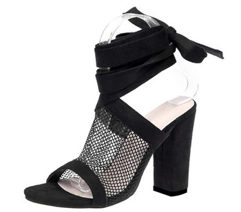 Нежни дамски сандали с устойчив ток и мрежа, в черен цвят