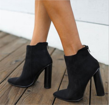Καθημερινές κομψές  γυναικέιες ς μπότες με τακούνι σε μαύρο χρώμα