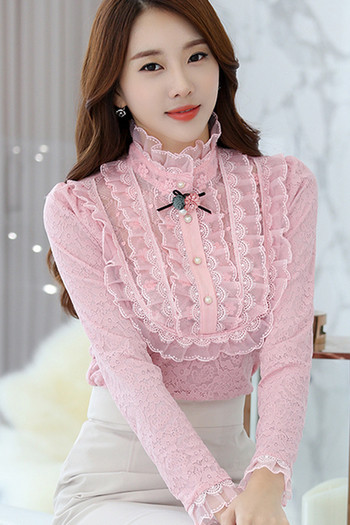 Δαντελοτό γυναικείο πουκάμισο με ενδιαφέρον ντεκολτέ, σε λευκό και ροζ χρώμα