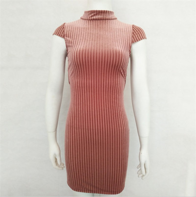 Дамска рокля тип slim с ефектен гръб