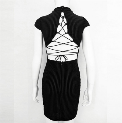 Дамска рокля тип slim с ефектен гръб