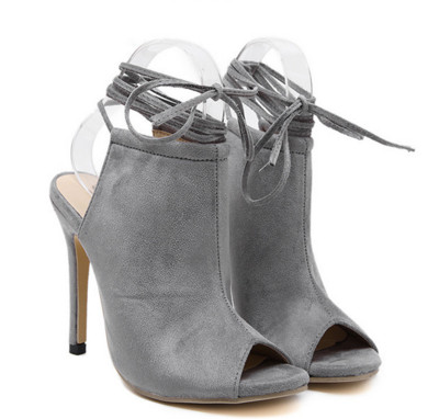 Стилни дамски сандали с висок ток в черен и сив цвят с връзки