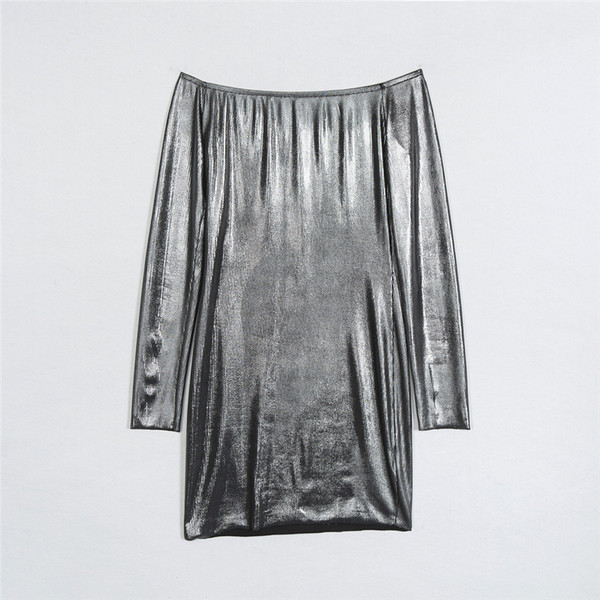 Модерна дамска къса рокля с голи рамене, по тялото