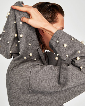 Κομψό γυναικείο πουλόβερ  με μαργαριτάρια και κουκούλα
