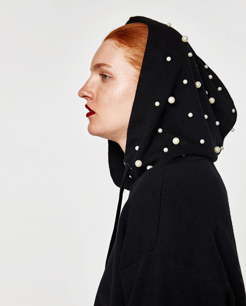 Стилен дамски пуловер с перлички и качулка