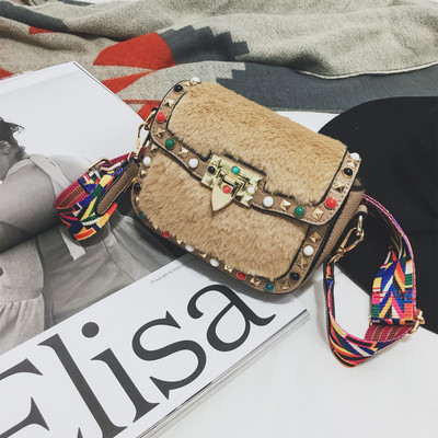 Стилна мини дамска чанта с пух в няколко цвята