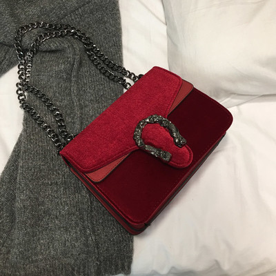 Стилна мини дамска чанта с метална дръжка и декорация