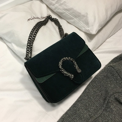 Стилна мини дамска чанта с метална дръжка и декорация