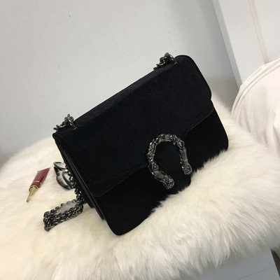 Стилна мини дамска чанта с метална дръжка и декорация