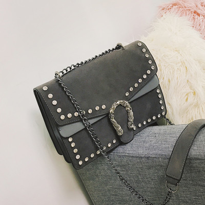 Стилна дамска чанта с метална дръжка и декорация