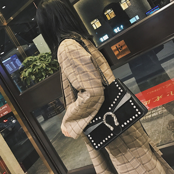 Стилна дамска чанта с метална дръжка и декорация