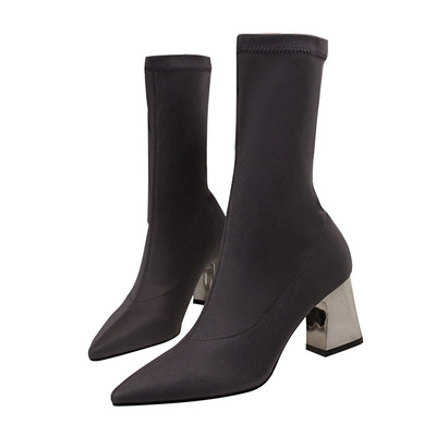 Екстравагантни боти на ток в няколко цвята