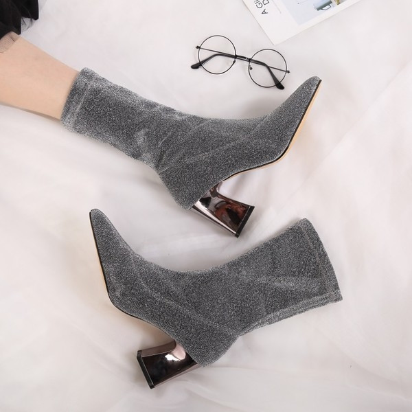 Екстравагантни боти на ток в няколко цвята