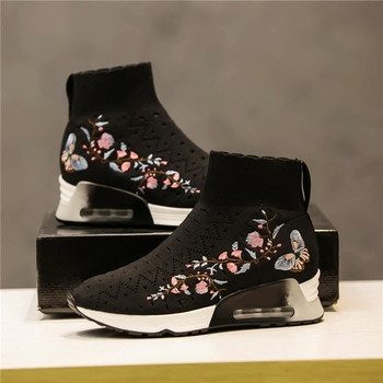 Σύγχρονα γυναικεία αθλητικά παπούτσια με floral διακόσμηση