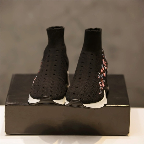 Модерни дамски маратонки с флорална декорация