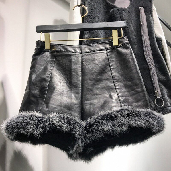 Дамски къси панталонки от еко кожа с пух