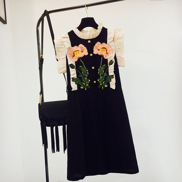 Нежна дамска рокля,. подходяща за ежедневие с флорални мотиви