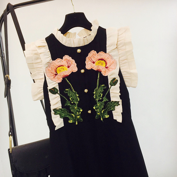 Нежна дамска рокля,. подходяща за ежедневие с флорални мотиви