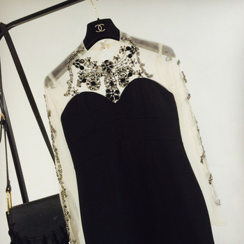 Κομψό γυναικείο φόρεμα με διαφανή μανίκια και διακόσμηση, σε μαύρο χρώμα